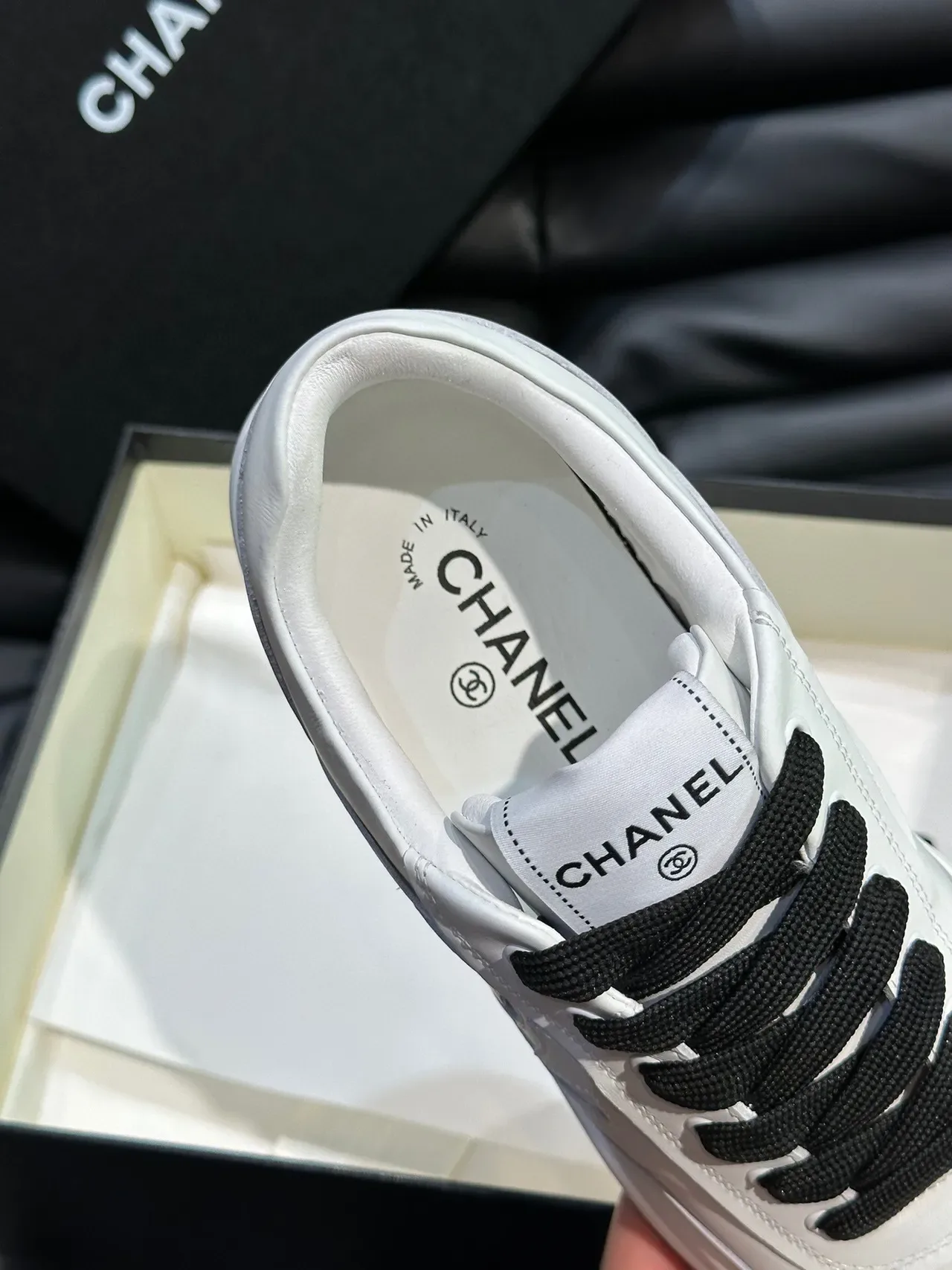 Chanel 生活方式低帮皮革鞋面运动鞋 白黑 8