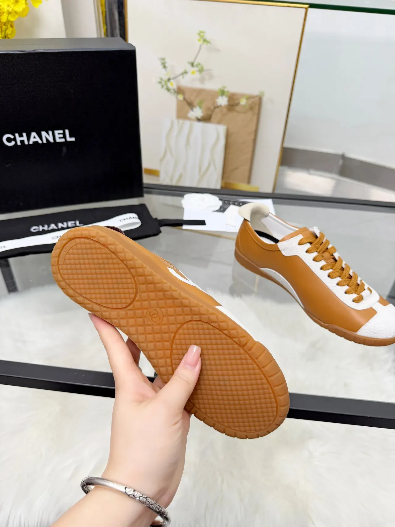 Chanel Logo-Accented ট্যান এবং হোয়াইট লাইফস্টাইল স্নিকার 3
