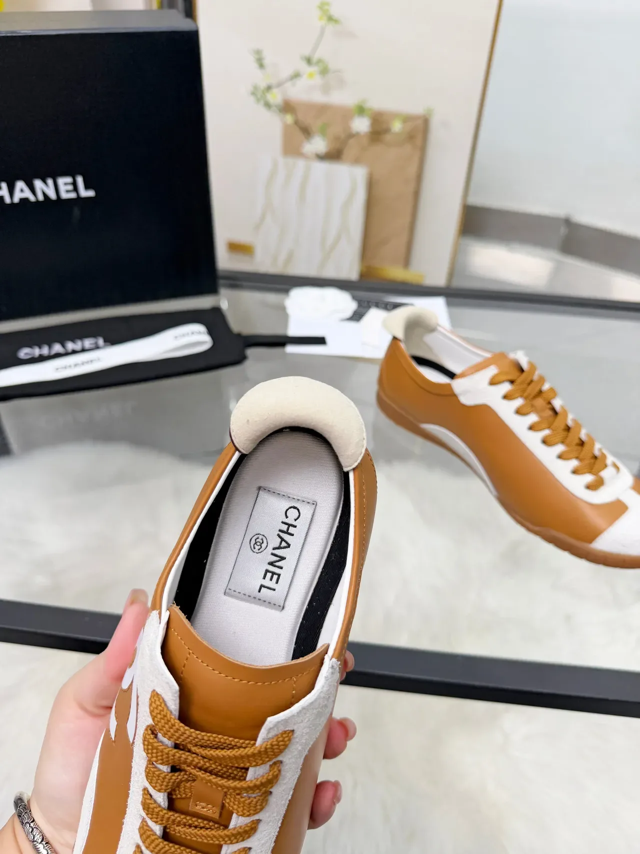 Chanel Logo-Accented ট্যান এবং হোয়াইট লাইফস্টাইল স্নিকার 4