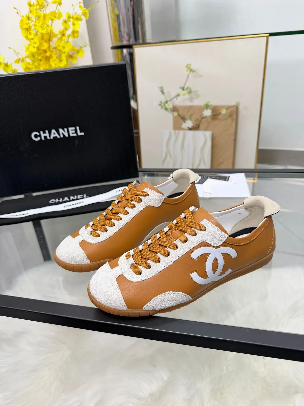 Chanel Logo-Accented ট্যান এবং হোয়াইট লাইফস্টাইল স্নিকার 5
