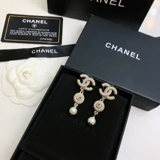 أقراط Chanel لؤلؤ و CC Logo قطرة