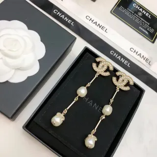 Chanel أقراط لؤلؤ معلقة CC Logo