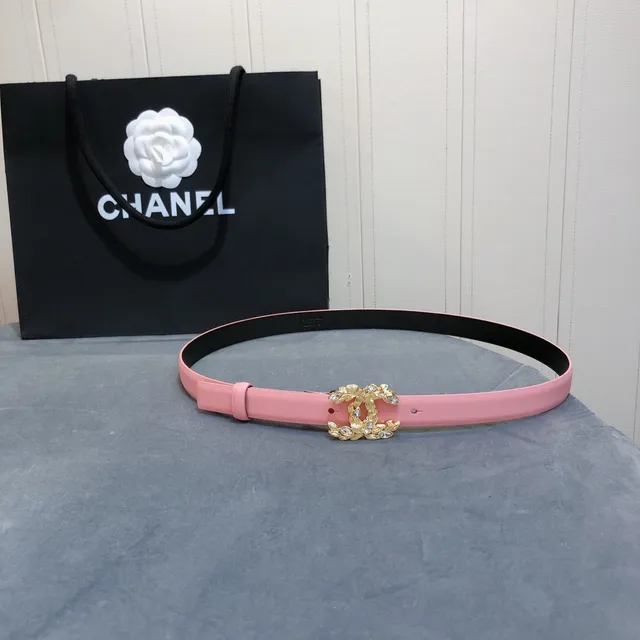 Chanel Ceinture en cuir avec boucle de laurier ornée de cristaux en or rose mat 2