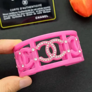 Chanel Bracelet manchette rigide large transparent ajouré avec motif CC
