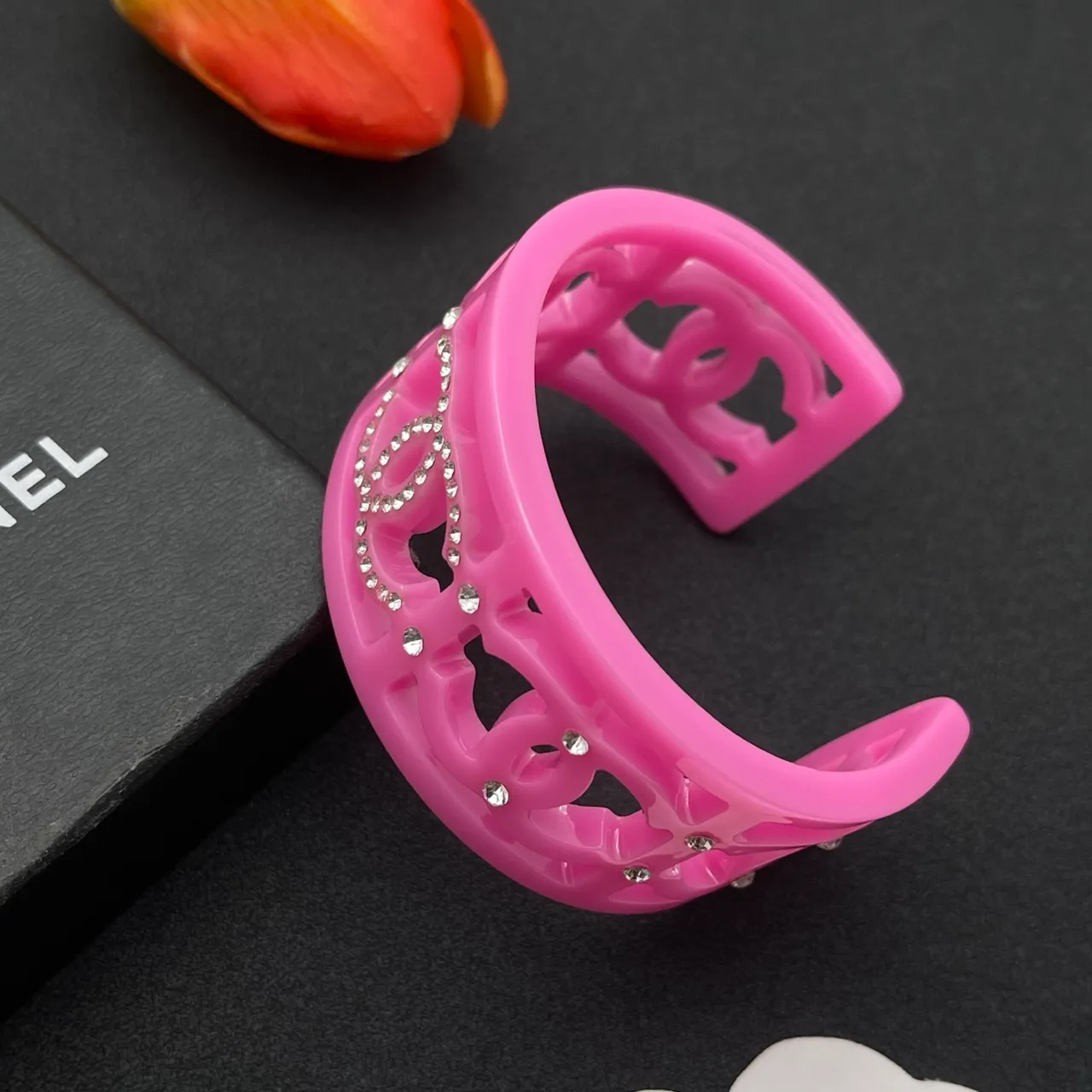 Chanel سوار صلب عريض شفاف مفتوح CC مع نمط CC 4