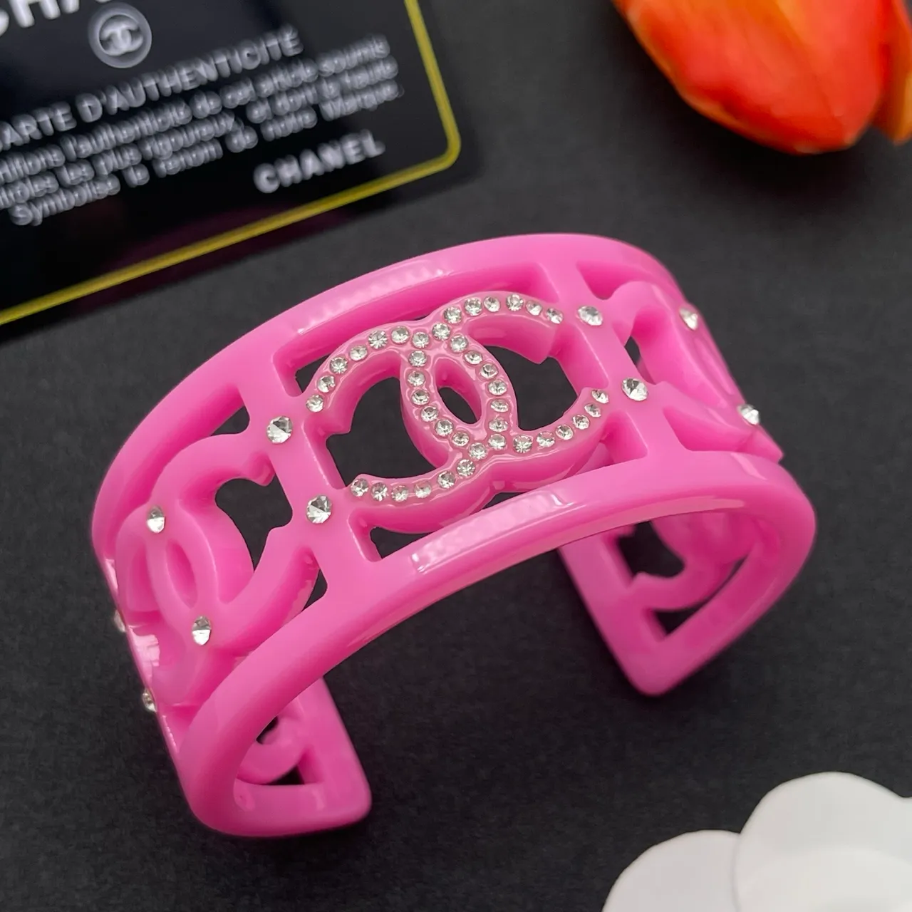 Chanel سوار صلب عريض شفاف مفتوح CC مع نمط CC 6