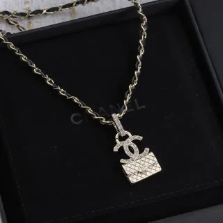 Collier Chanel pendentif de sac matelassé en métal or noir