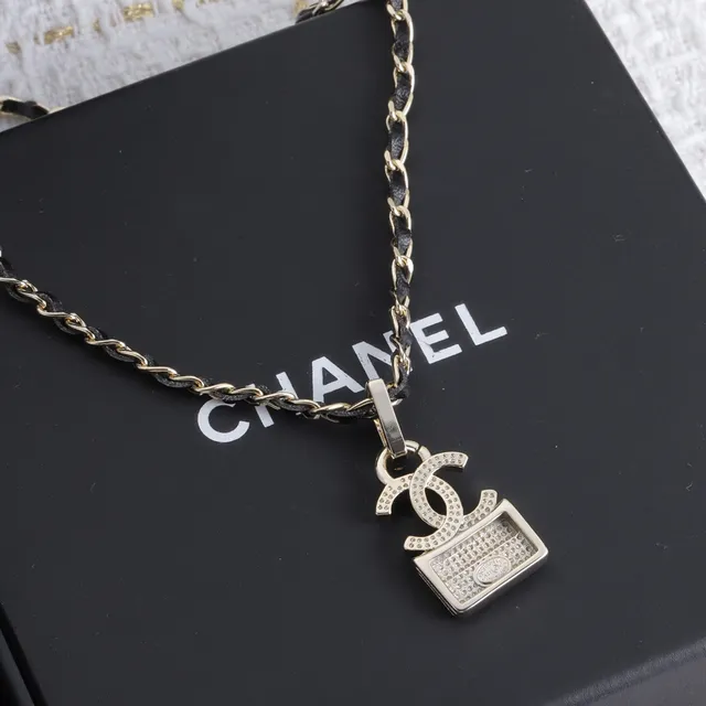 Chanel কুইল্টেড হ্যান্ডব্যাগ পেন্ডেন্ট গোল্ড ব্ল্যাক মেটাল নেকলেস 2