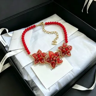 Chanel قلادة كاميليا مصقولة حمراء بالخرز