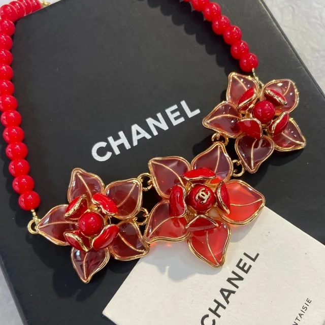 Chanel قلادة كاميليا مصقولة حمراء بالخرز 3
