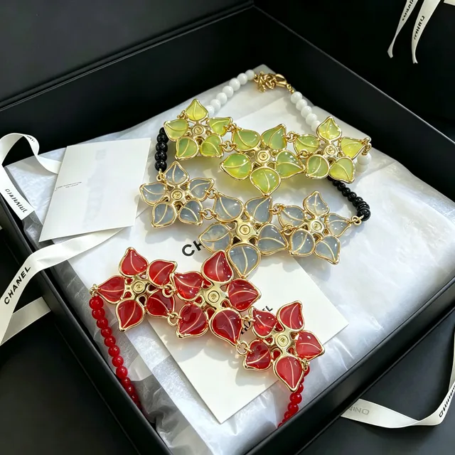 Chanel قلادة كاميليا مصقولة حمراء بالخرز 4