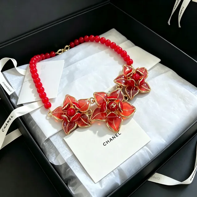 Chanel قلادة كاميليا مصقولة حمراء بالخرز 5