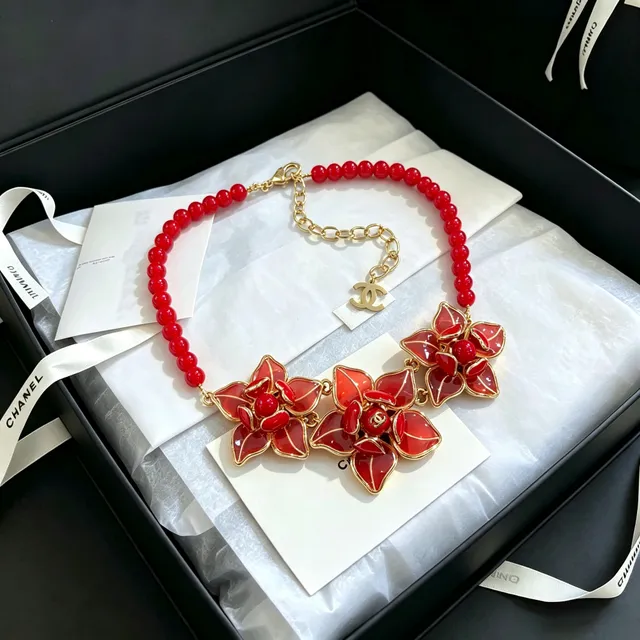 Chanel قلادة كاميليا مصقولة حمراء بالخرز 6