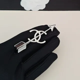 Chanel चांदी काला मेटलिक तीर आकृति इंटरलॉकिंग CC लॉगो ब्रोच