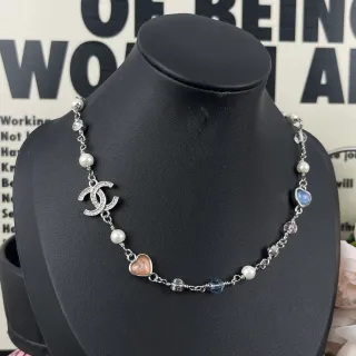 Chanel فضي متعدد الألوان سلسلة Pavé-Encrusted شعار CC قلادة