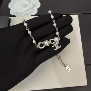 Chanel فضي أبيض مرصع بلؤلؤ interlocking CC Logo قلادة