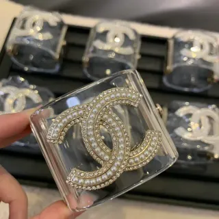 Pulseira Chanel Acrílica Transparente com Pérolas Incrustadas Douradas