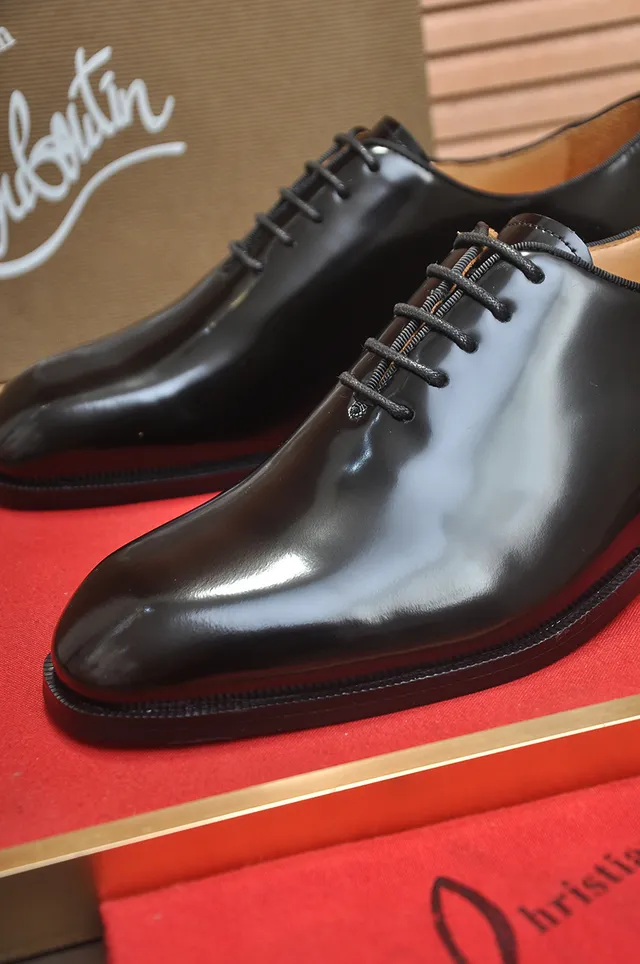 Christian Louboutin Sapatos Oxford de ponta de tapa pretos polidos 2