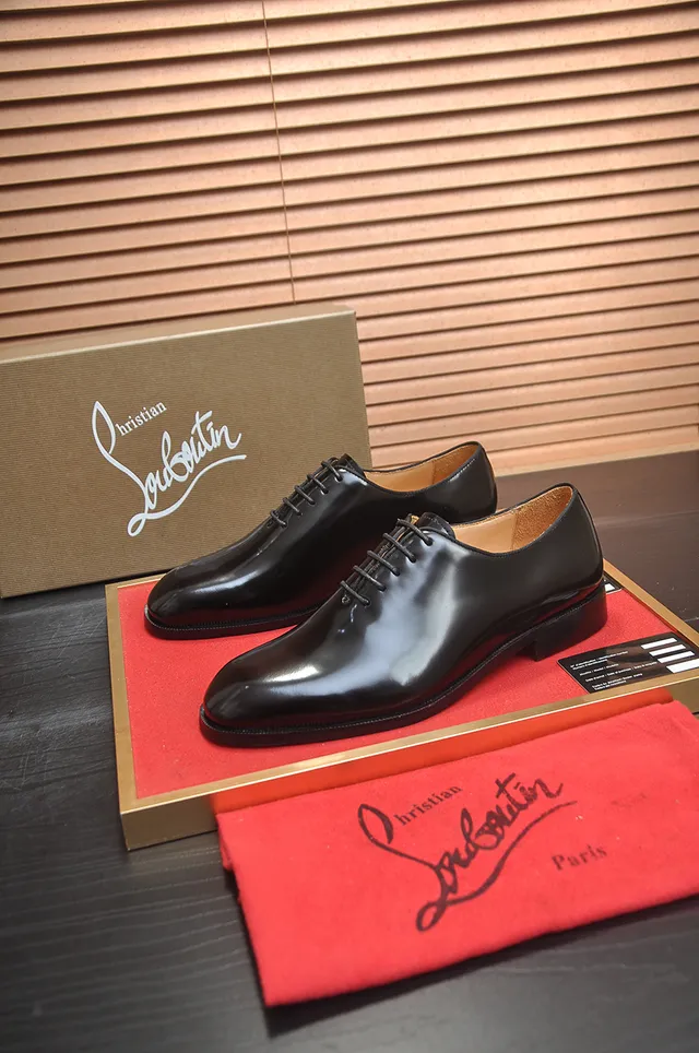 Christian Louboutin Sapatos Oxford de ponta de tapa pretos polidos 4