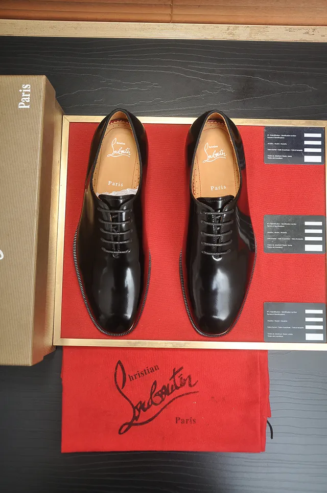 Christian Louboutin Sapatos Oxford de ponta de tapa pretos polidos 5