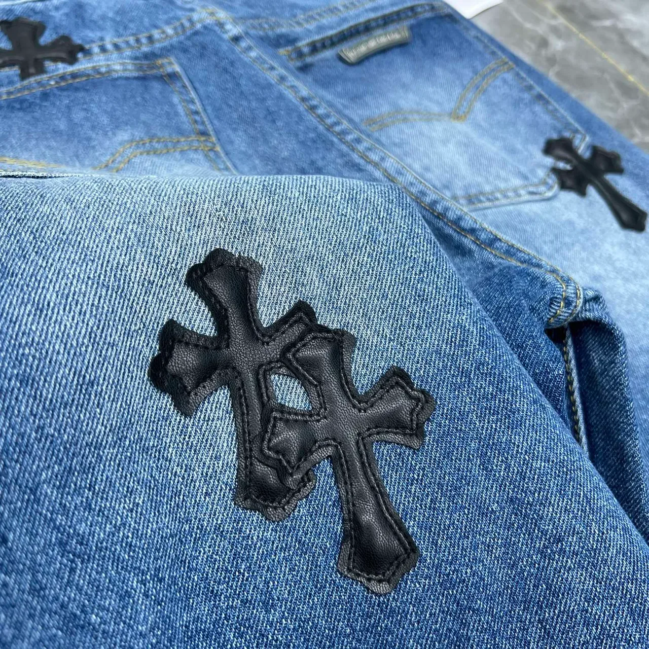 Chrome Hearts Cross Appliqué Jeans Bleu Lavage Moyen 5
