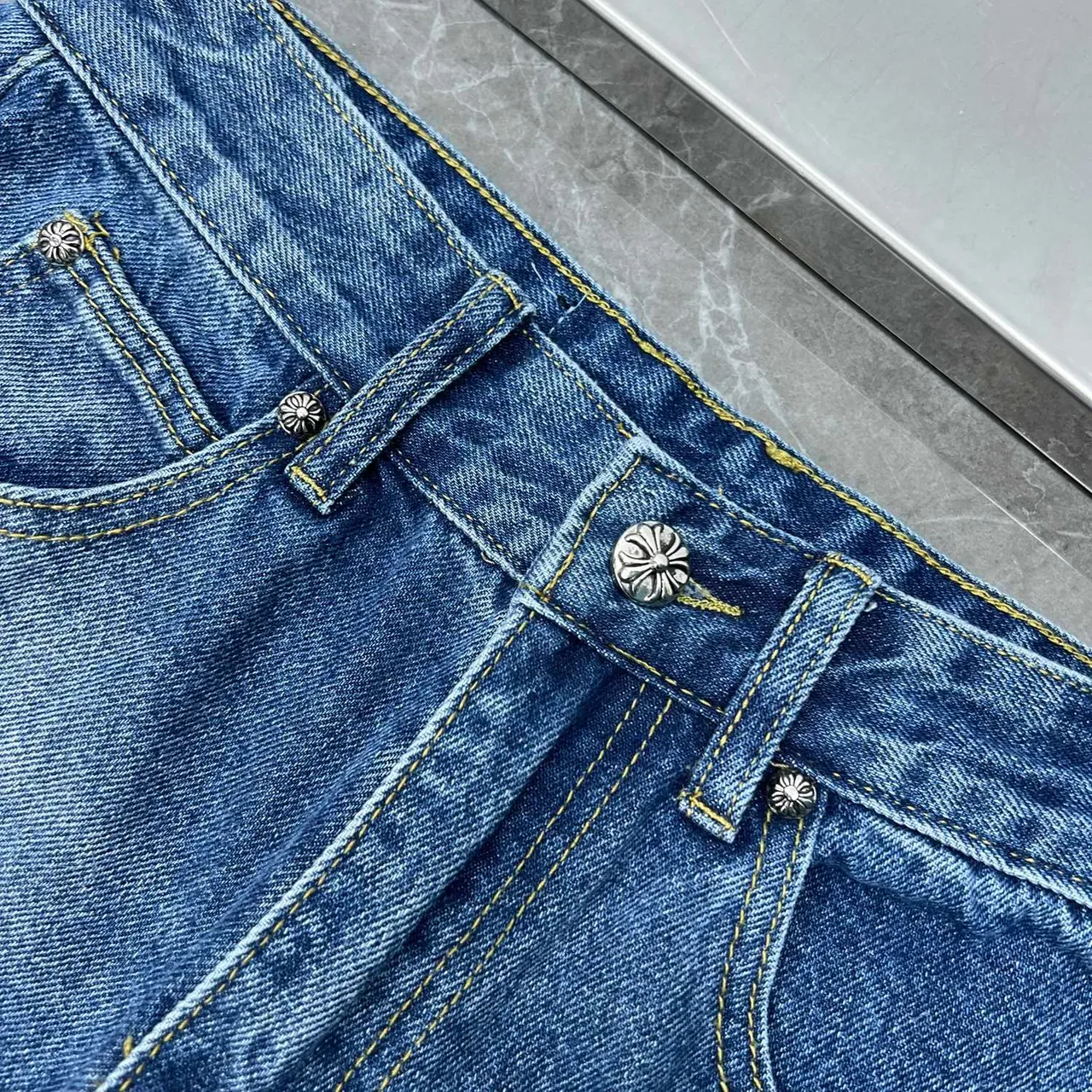 Chrome Hearts Cross Appliqué Jeans Bleu Lavage Moyen 6