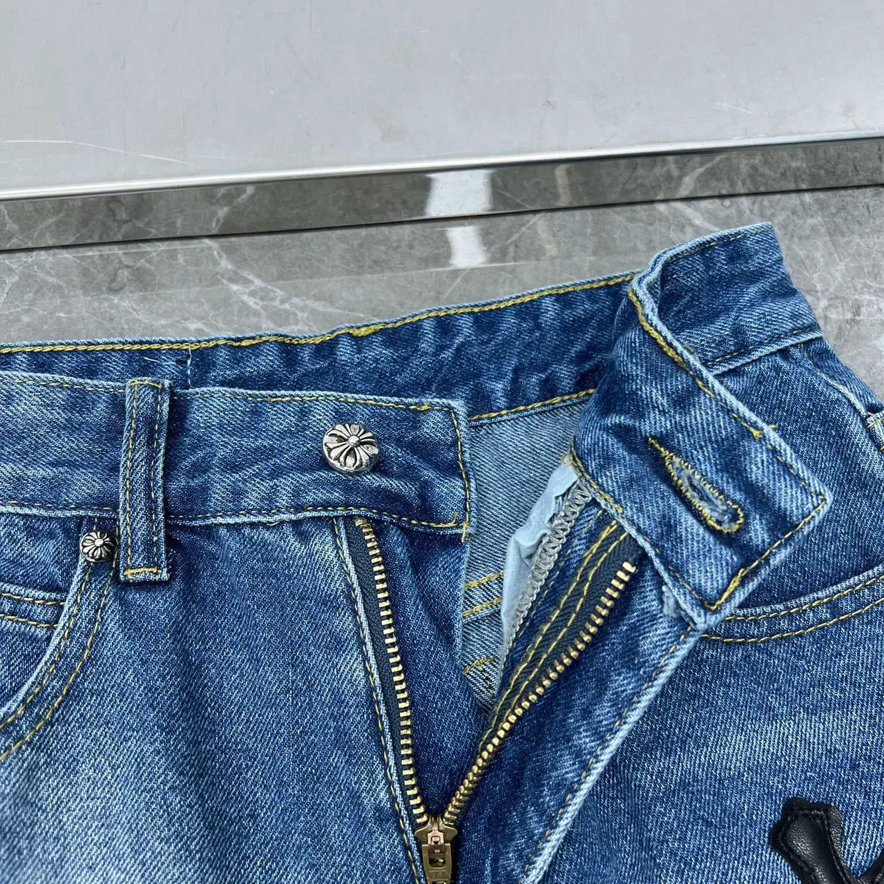 Chrome Hearts Cross Appliqué Jeans Bleu Lavage Moyen 7