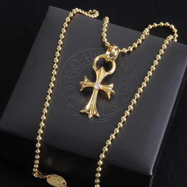 Chrome Hearts collar con dije de cruz en tono dorado y plateado 6