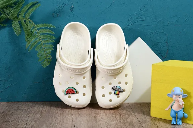 Crocs Classic Clog Lime Green Kids Clogs 10