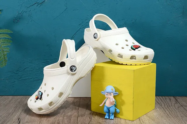 Crocs Classic Clog Lime Green Kids Clogs 11