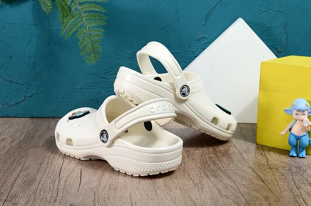 Crocs Classic Clog Lime Green Kids Clogs 14