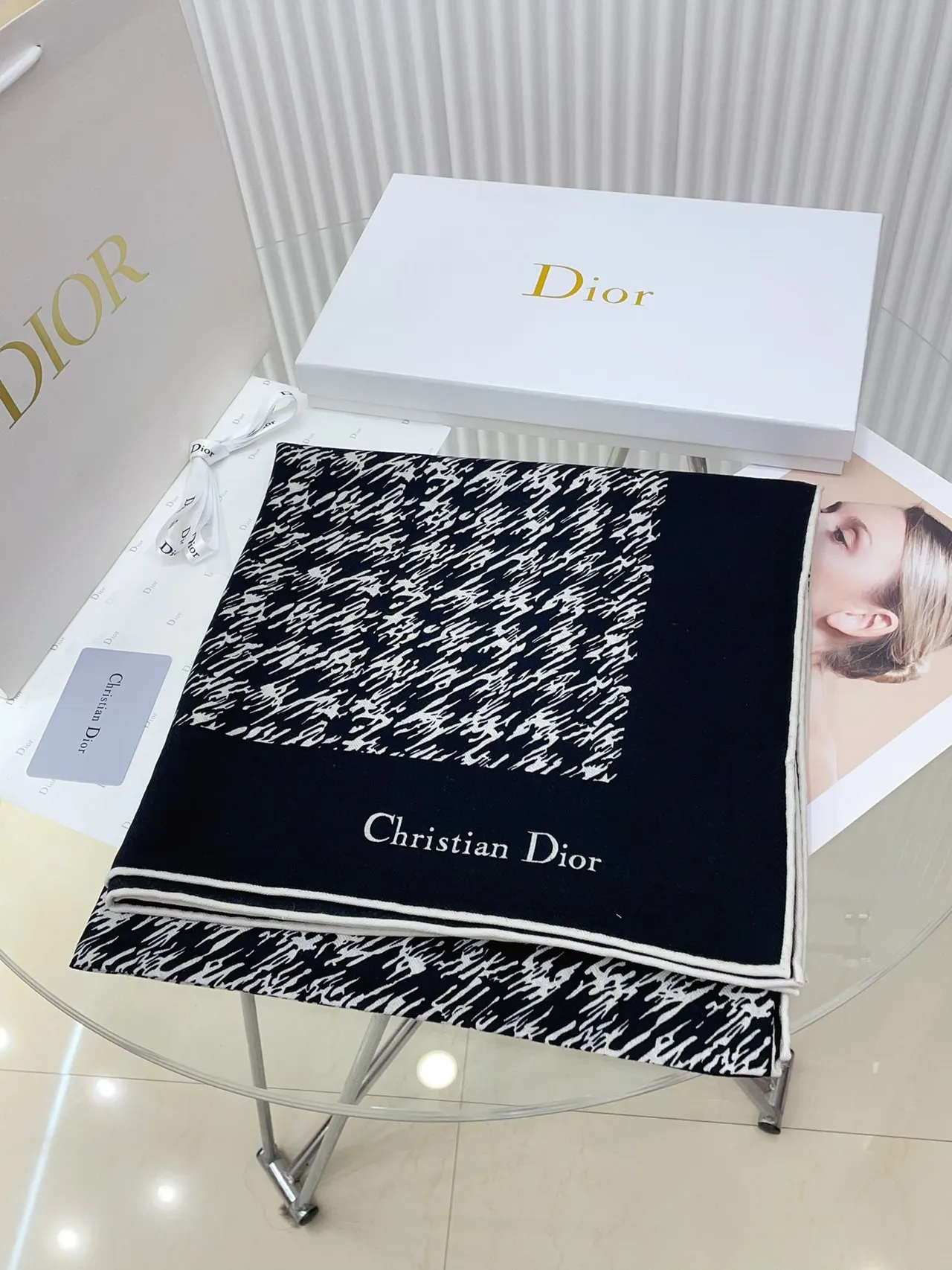 Dior अमूर्त ब्रशस्ट्रोक प्रिंट काला और क्रीम रेशम स्कार्फ 5
