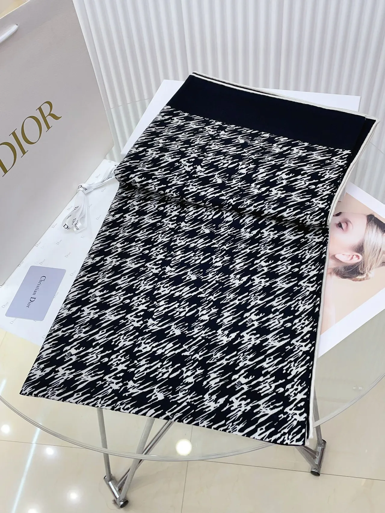 Dior अमूर्त ब्रशस्ट्रोक प्रिंट काला और क्रीम रेशम स्कार्फ 6