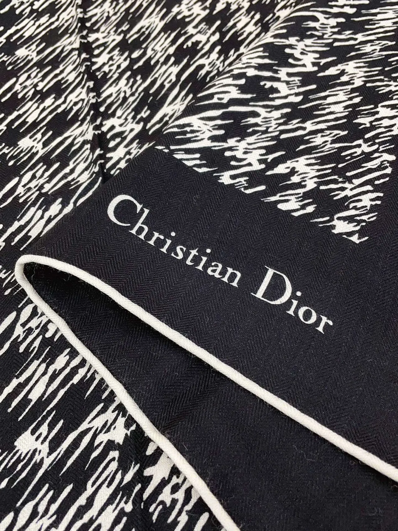 Dior अमूर्त ब्रशस्ट्रोक प्रिंट काला और क्रीम रेशम स्कार्फ 9