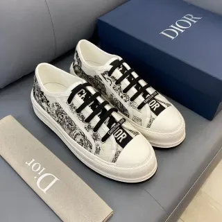 Dior B23 ग्राफिक प्रिंट सफेद और काला लाइफस्टाइल स्नीकर