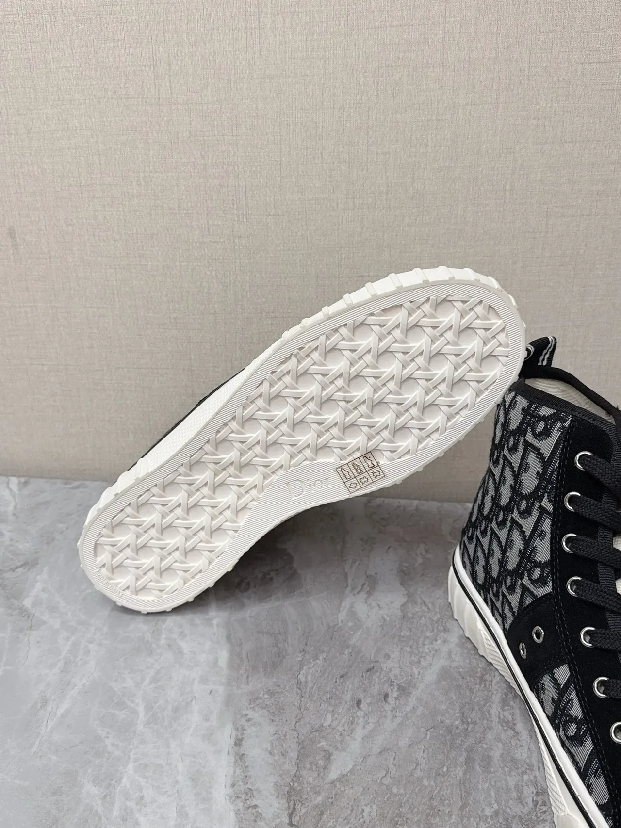 迪奥 B23 高帮 Monogram 帆布麂皮生活方式运动鞋 2