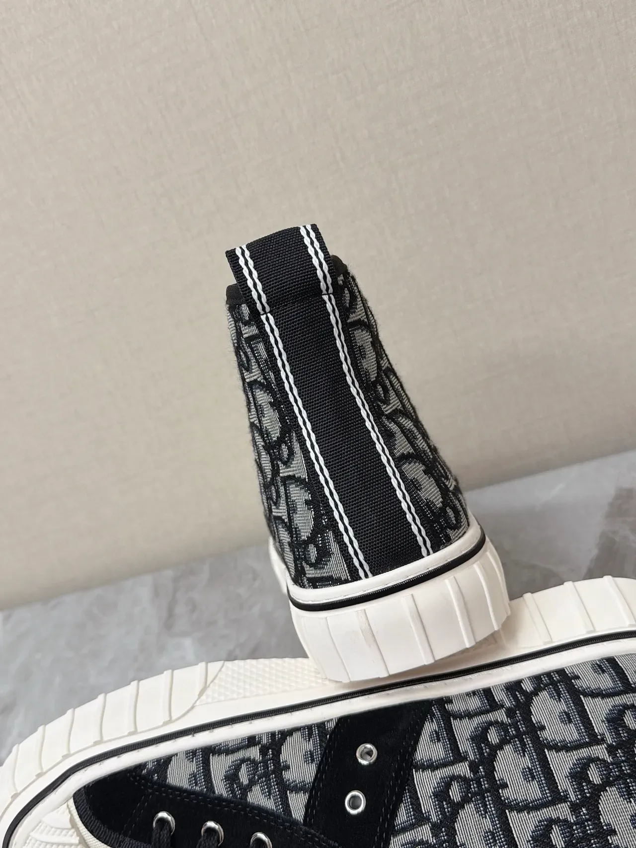 迪奥 B23 高帮 Monogram 帆布麂皮生活方式运动鞋 3