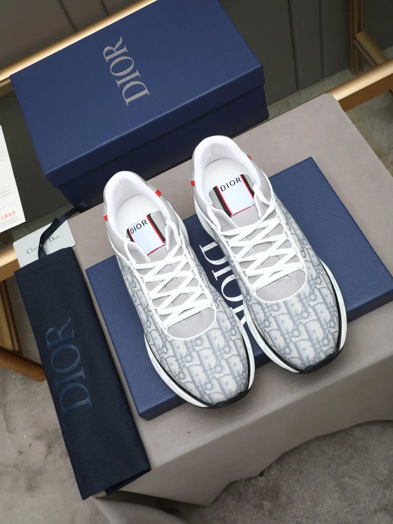 Dior B23 Monogram gris et rouge chaussures lifestyle 2