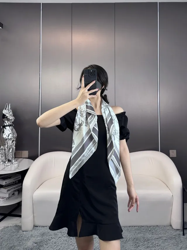 Dior Écharpe de Soie Imprimé Noir et Blanc Pastoriel Rayé Gris 2