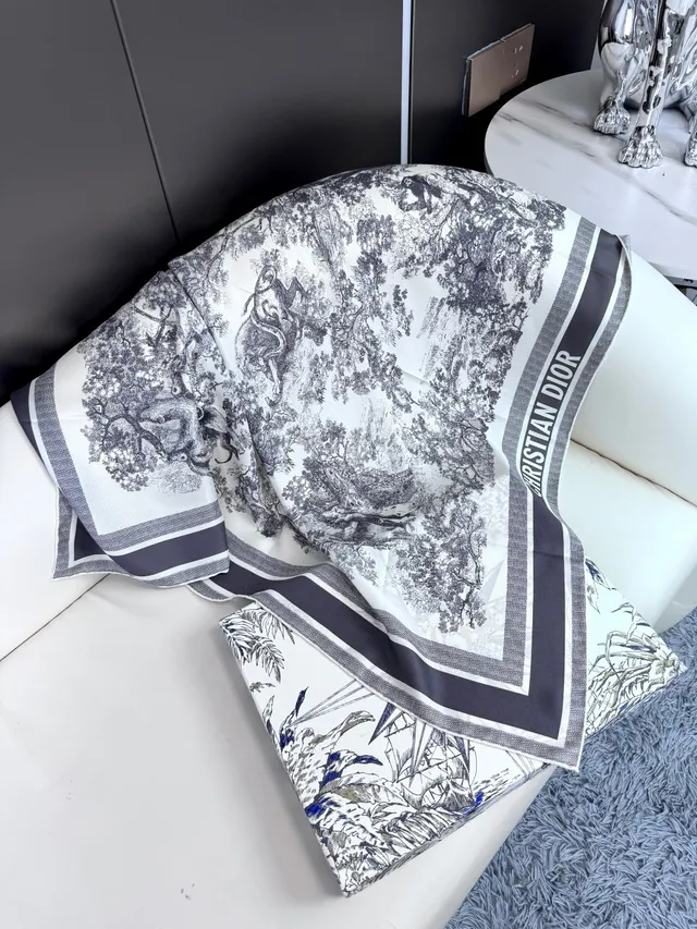 Dior Écharpe de Soie Imprimé Noir et Blanc Pastoriel Rayé Gris 7