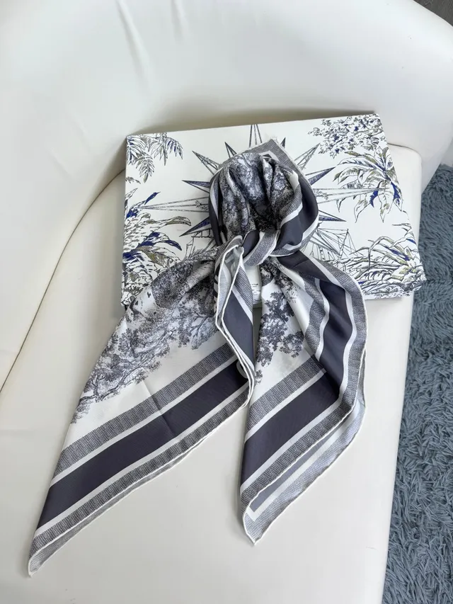 Dior Écharpe de Soie Imprimé Noir et Blanc Pastoriel Rayé Gris 8