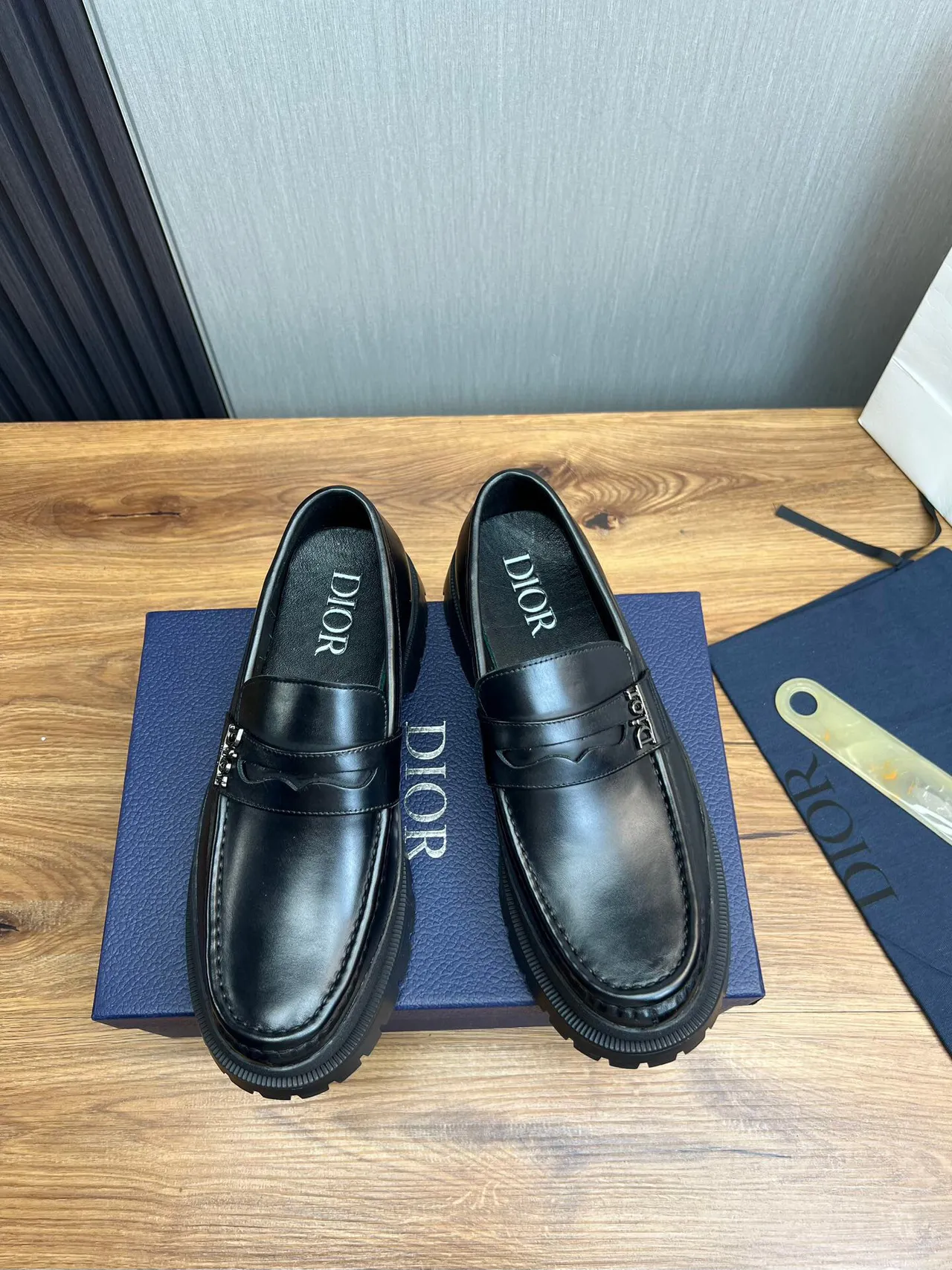 Dior Mocasín Negro Suela Gruesa con Tacos Logo de Metal Correa 2