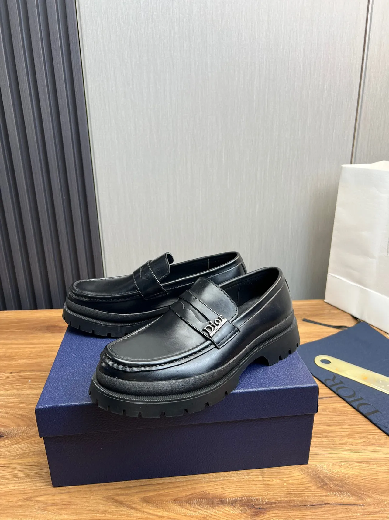 Dior Mocasín Negro Suela Gruesa con Tacos Logo de Metal Correa 3