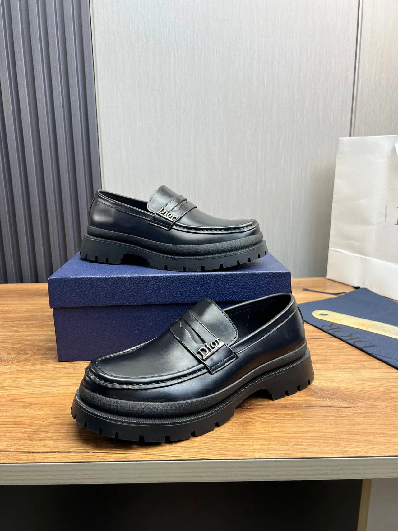Dior Mocasín Negro Suela Gruesa con Tacos Logo de Metal Correa 4