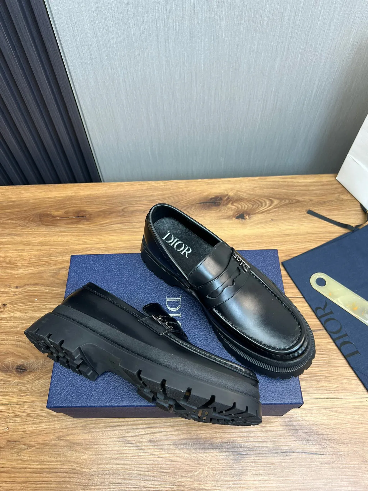 Dior Mocasín Negro Suela Gruesa con Tacos Logo de Metal Correa 6