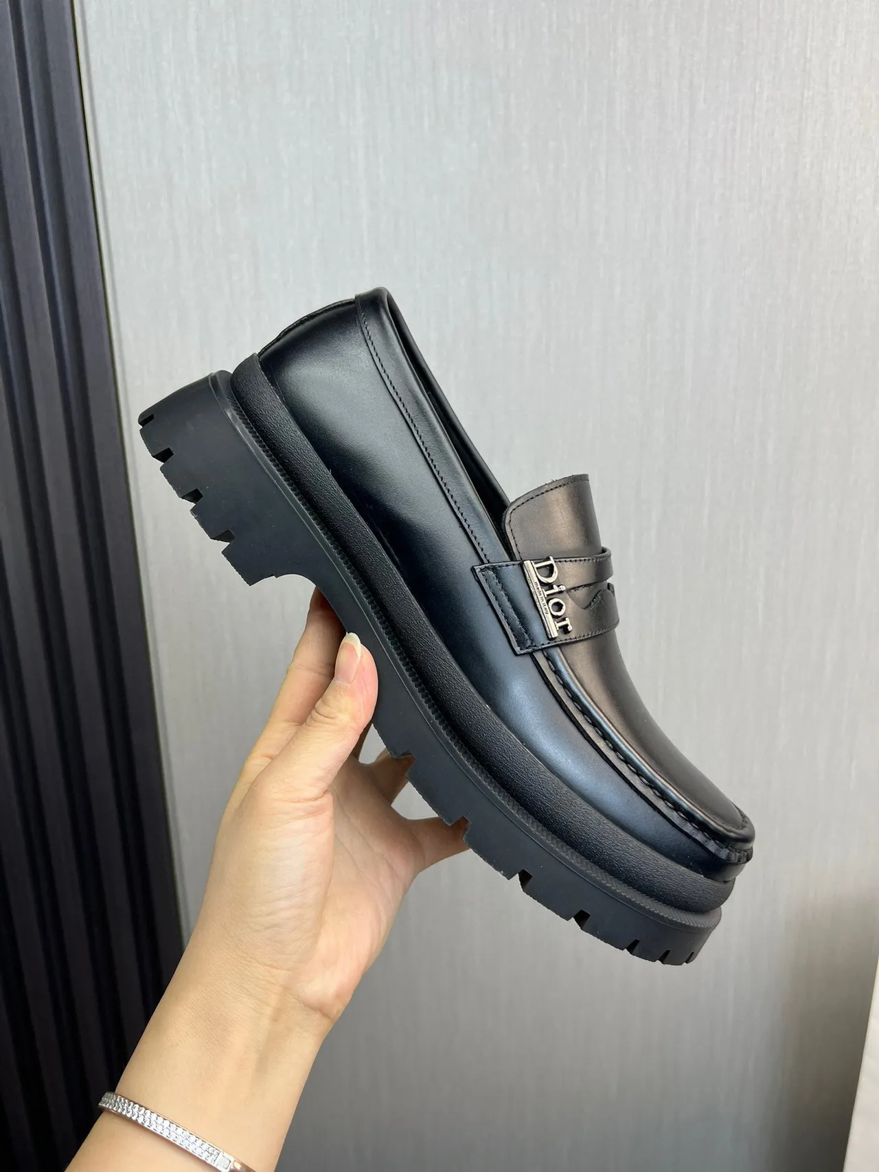 Dior Mocasín Negro Suela Gruesa con Tacos Logo de Metal Correa 7