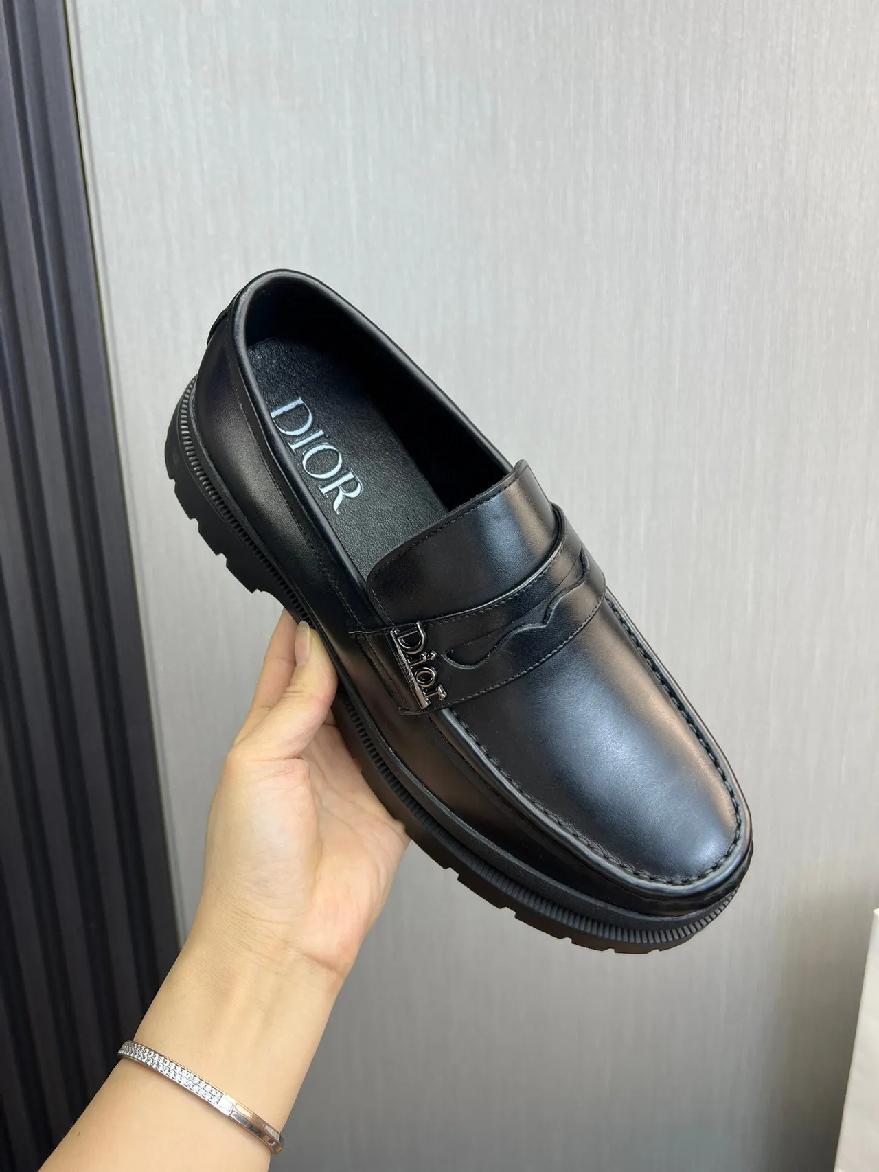 Dior Mocasín Negro Suela Gruesa con Tacos Logo de Metal Correa 8