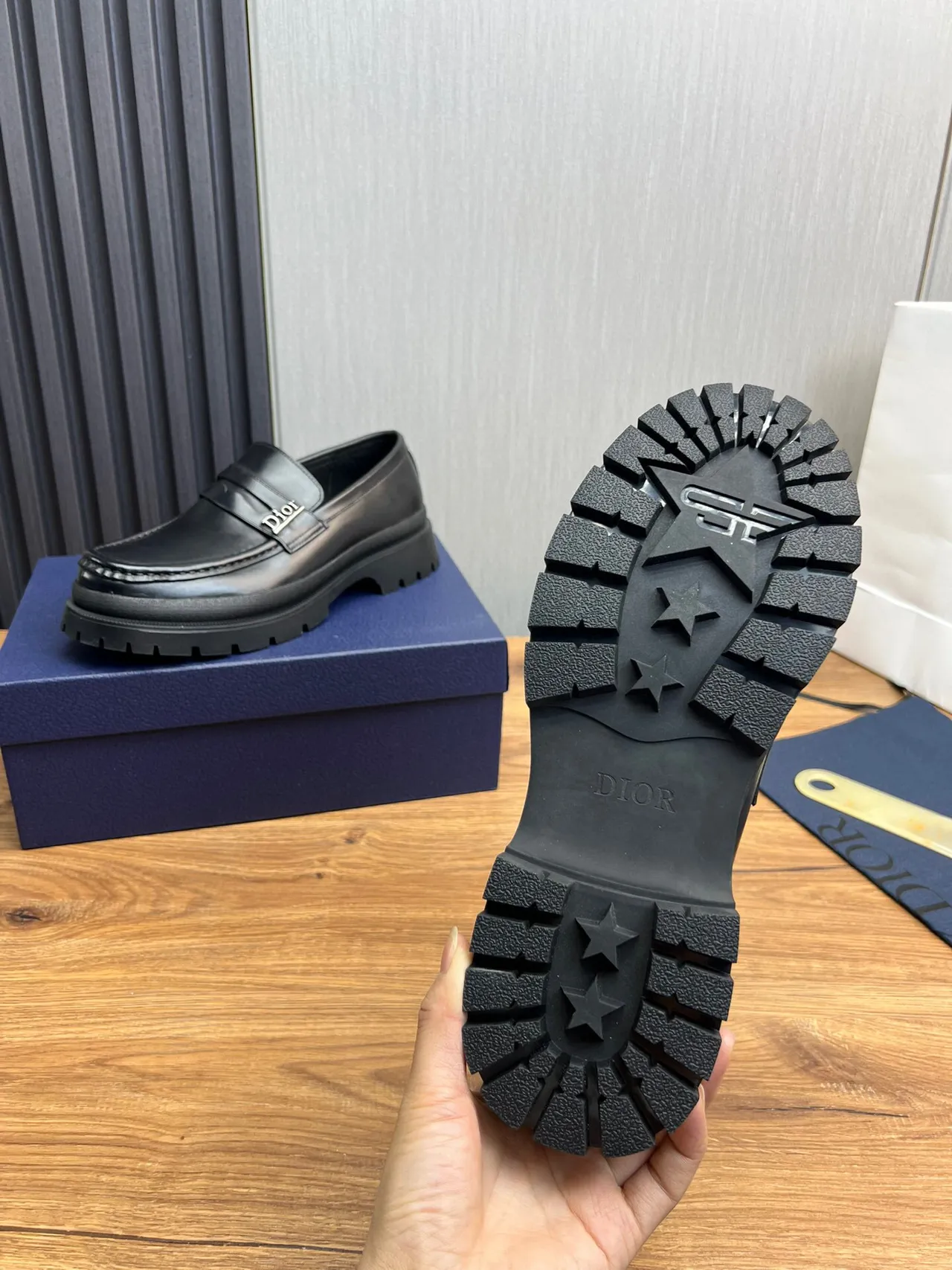 Dior Mocasín Negro Suela Gruesa con Tacos Logo de Metal Correa 9