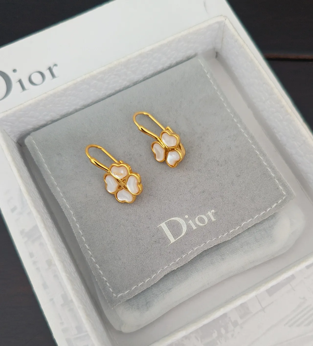 Dior Brincos Motivo Floral Dourado Perola Mãe 3