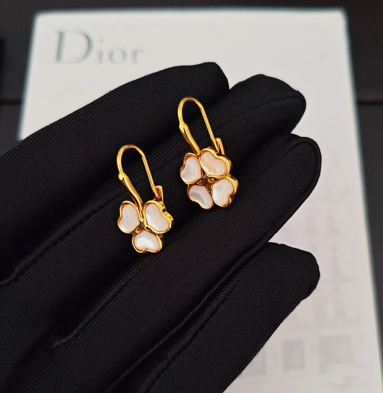 Dior Brincos Motivo Floral Dourado Perola Mãe 4